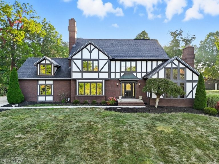 2097 Albertson Parkway, Cuyahoga Falls, OH, 44223