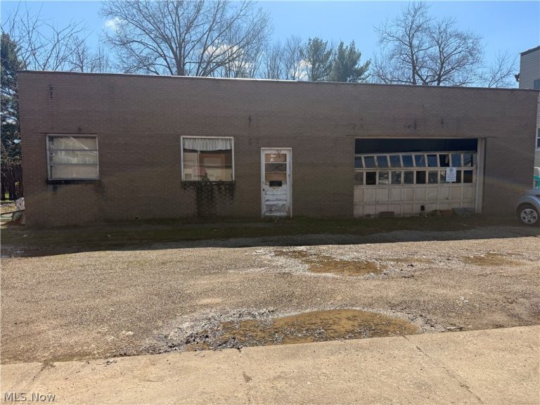 212 Trenton Avenue, Uhrichsville, OH, 44683