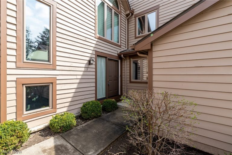 3 Windrush Lane, Beachwood, OH - Photo 2