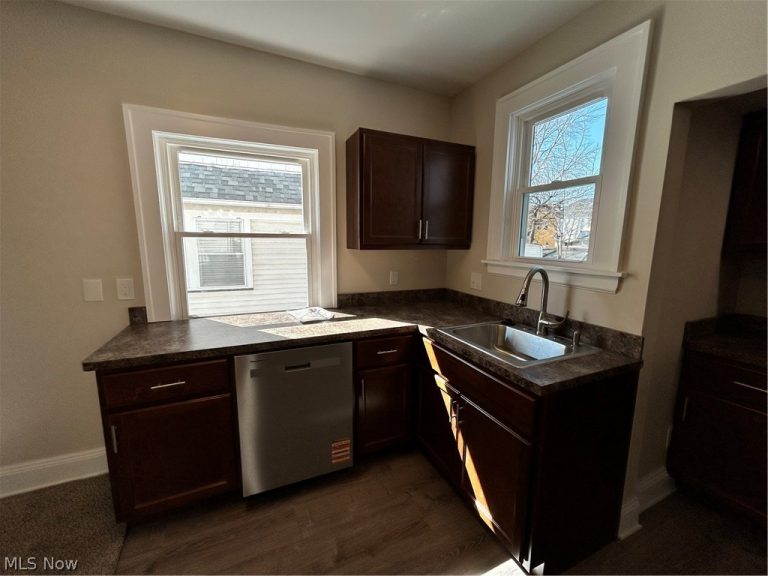 13623 Thornhurst Avenue, Garfield Heights, OH - Photo 8