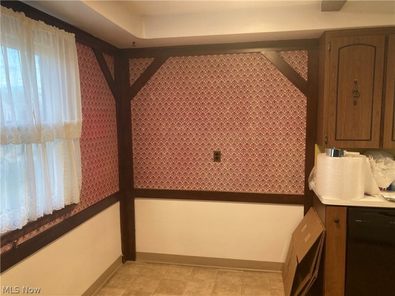 8409 Wainstead Drive, Parma, OH - Photo 5