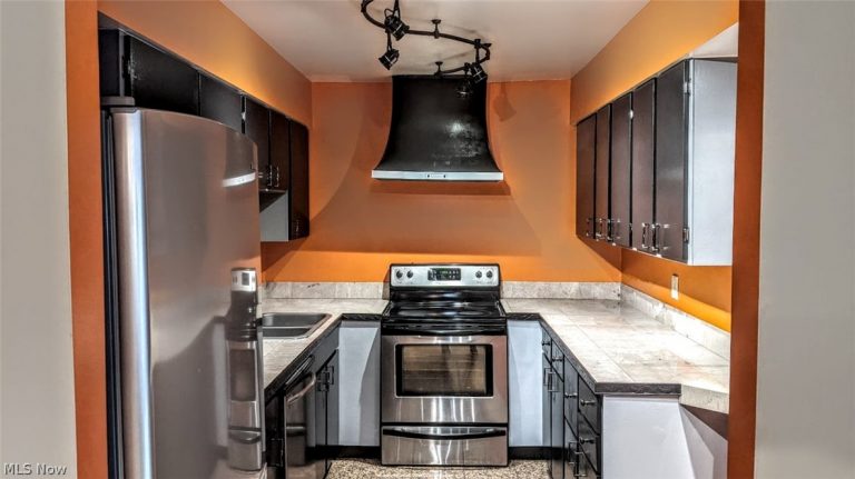 25 Trenton Square, Euclid, OH - Photo 4