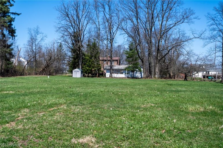 14027 Mayfield Road, Huntsburg, OH - Photo 8