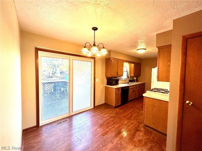 2205 Kimball Court, Akron, OH - Photo 6