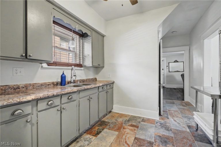 4144 Helena Avenue, Youngstown, OH - Photo 4