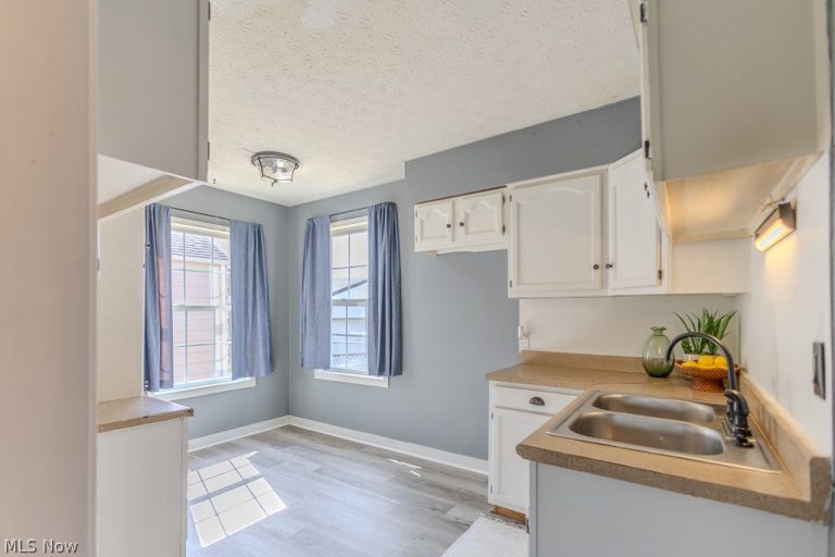 1582 Evergreen Avenue, Akron, OH - Photo 2