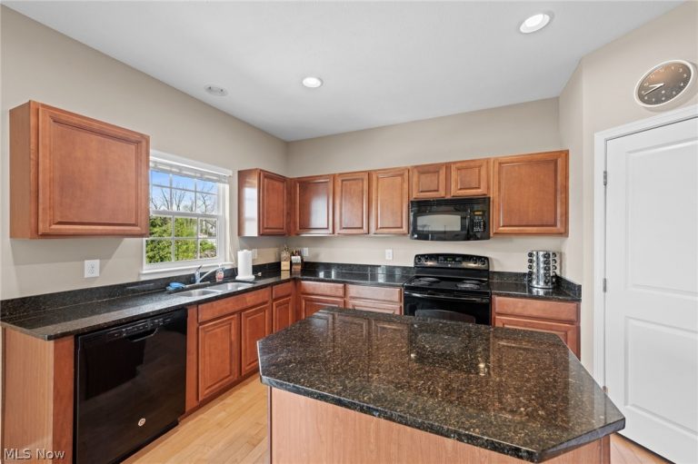 3819 Arcadia Circle, Willoughby, OH - Photo 2