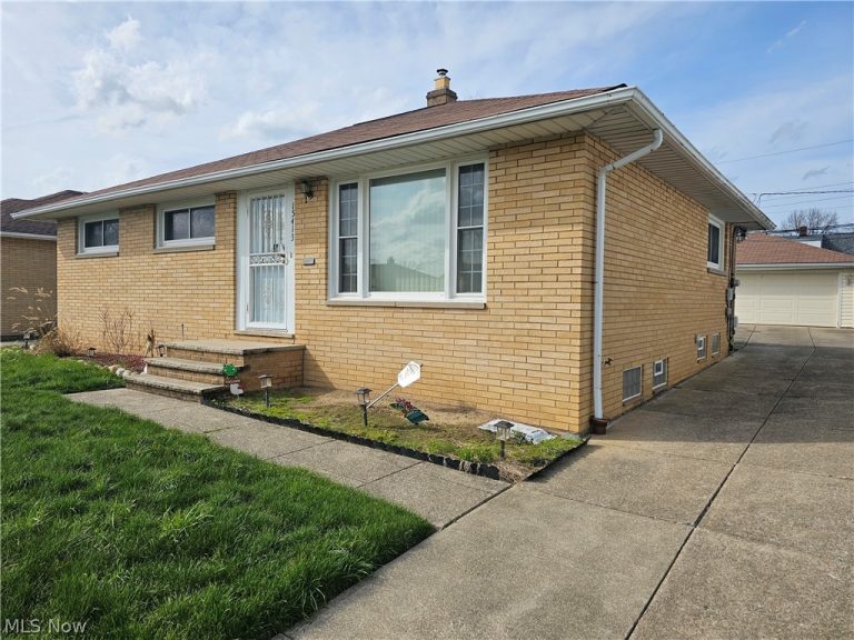 15413 Shirley Avenue, Maple Heights, OH - Photo 2