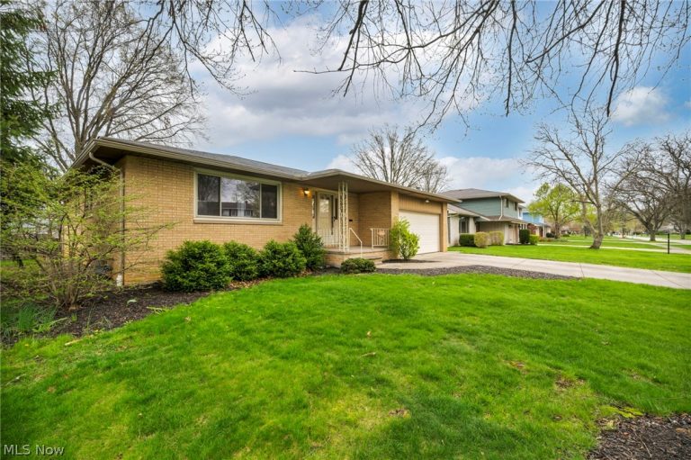 13700 Indian Creek Drive, Middleburg Heights, OH - Photo 4