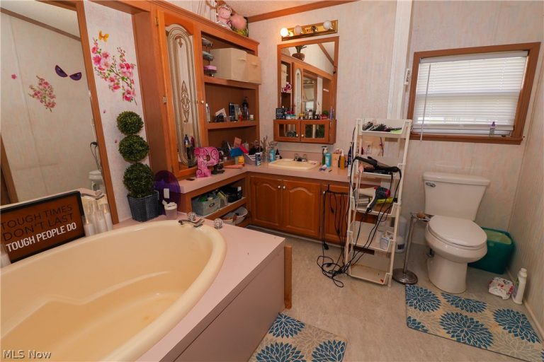 375 Golfway Drive, Painesville Twp, OH - Photo 8