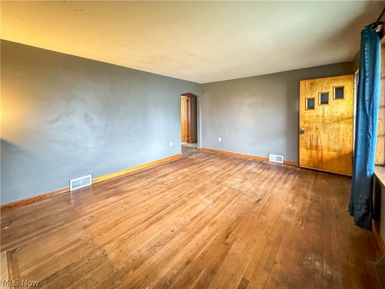 165 Piccadilly Street, Campbell, OH - Photo 5