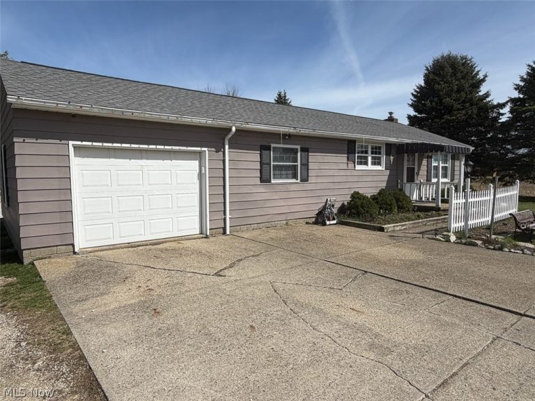 6395 Easton Street, Louisville, OH - Photo 2