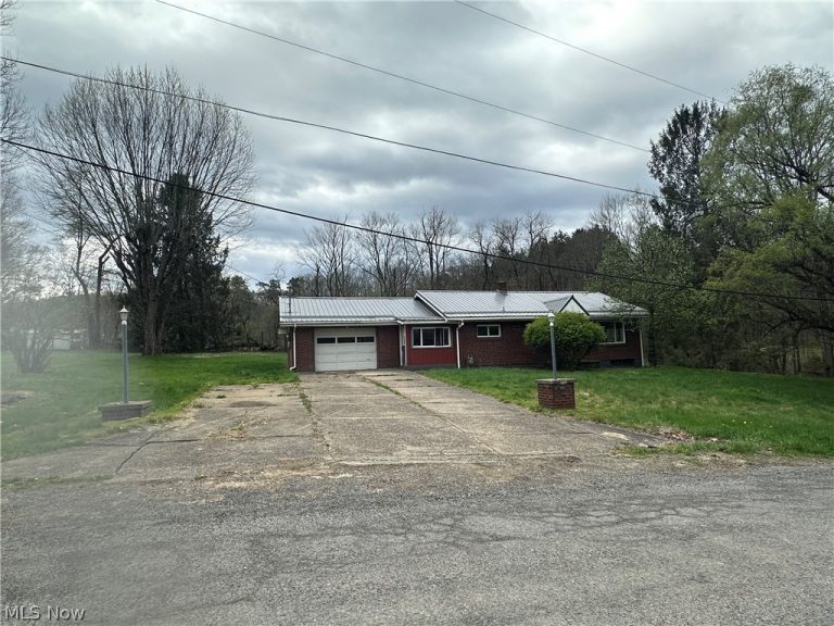 46131 Mort Drive, East Liverpool, OH - Photo 2