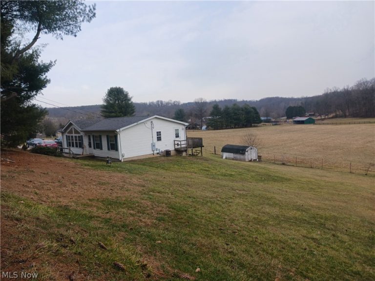 111 Everson Road, Belpre, OH - Photo 2