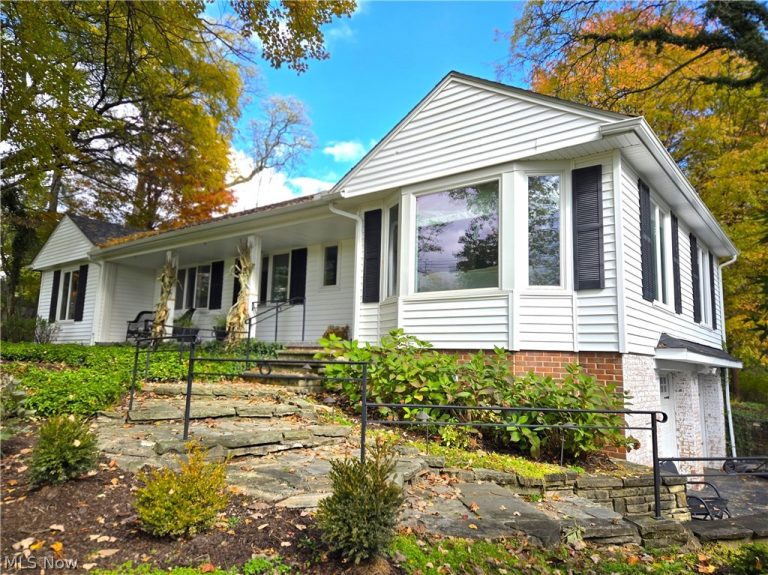 4639 Brainard Road, Chagrin Falls, OH - Photo 2
