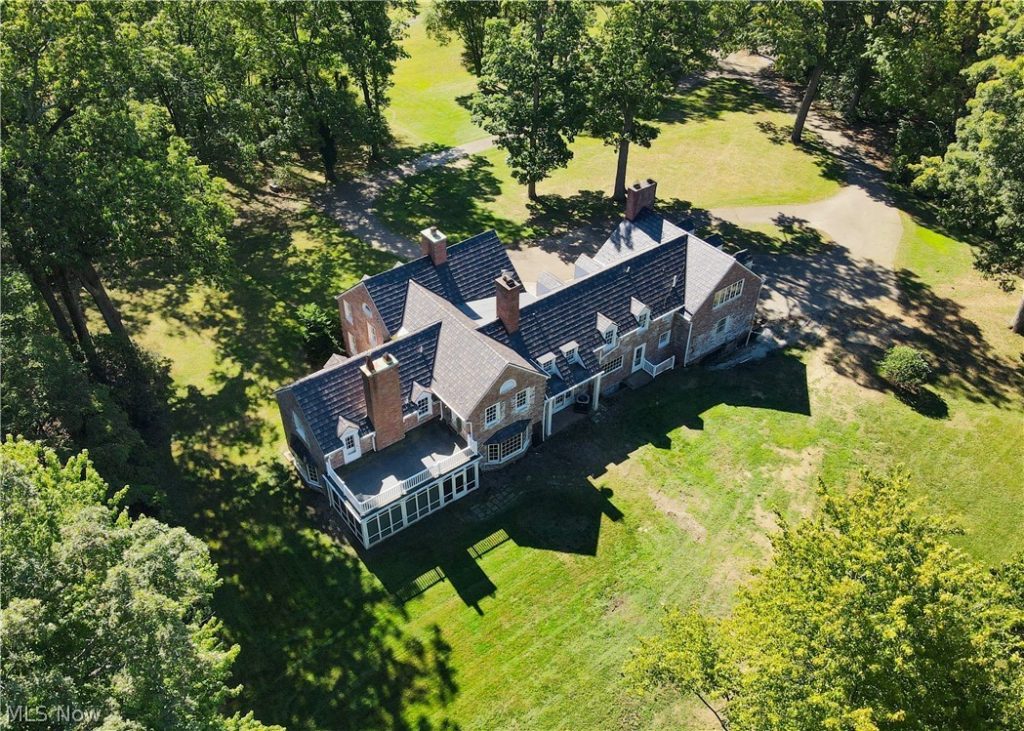 1322 Springhill Lane, Massillon, OH