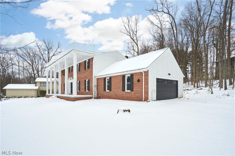 8712 Bradford Lane, Brecksville, OH - Photo 2