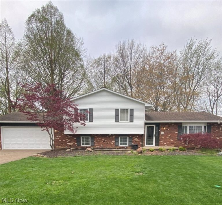 1010 Royal Drive, Amherst, OH - Photo 2