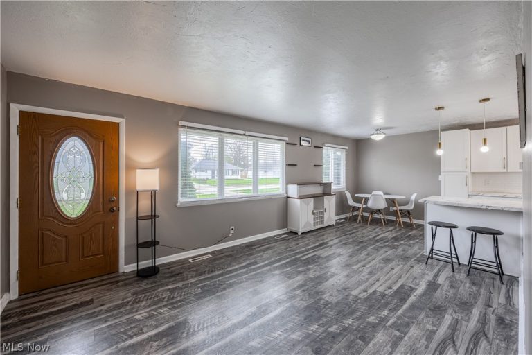 38355 Laura Drive, Eastlake, OH - Photo 4