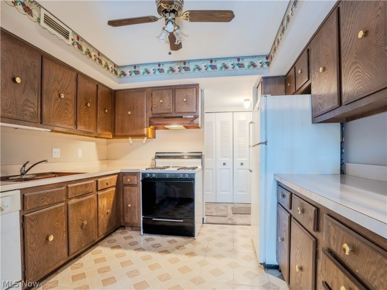 6260 Greenwood Pkwy Parkway #101, Sagamore Hills, OH - Photo 4