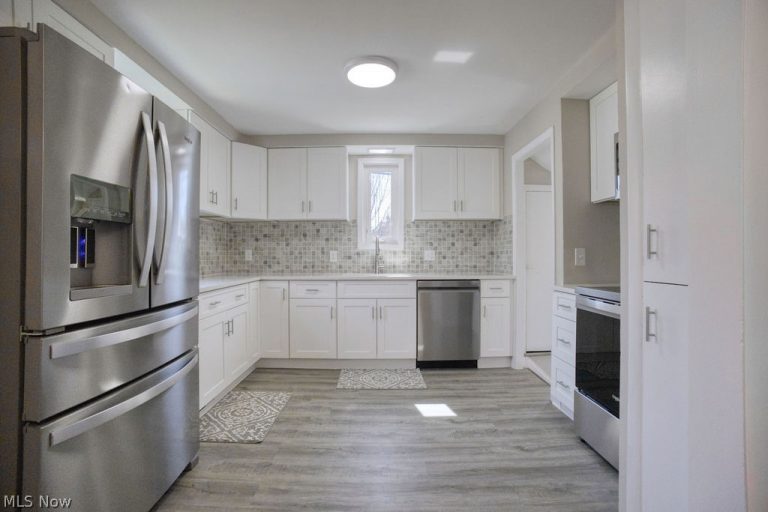 1639 Edgefield Road, Lyndhurst, OH - Photo 3
