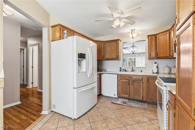 3198 Mariners Island Drive, Canton, OH - Photo 8