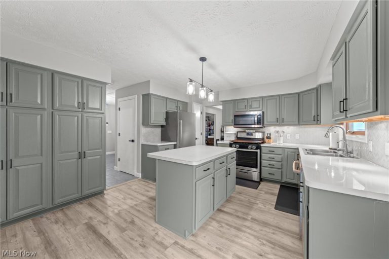 107 Keswick Court, Amherst, OH - Photo 4