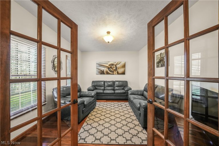 11779 Derbyshire Lane, Chagrin Falls, OH - Photo 8