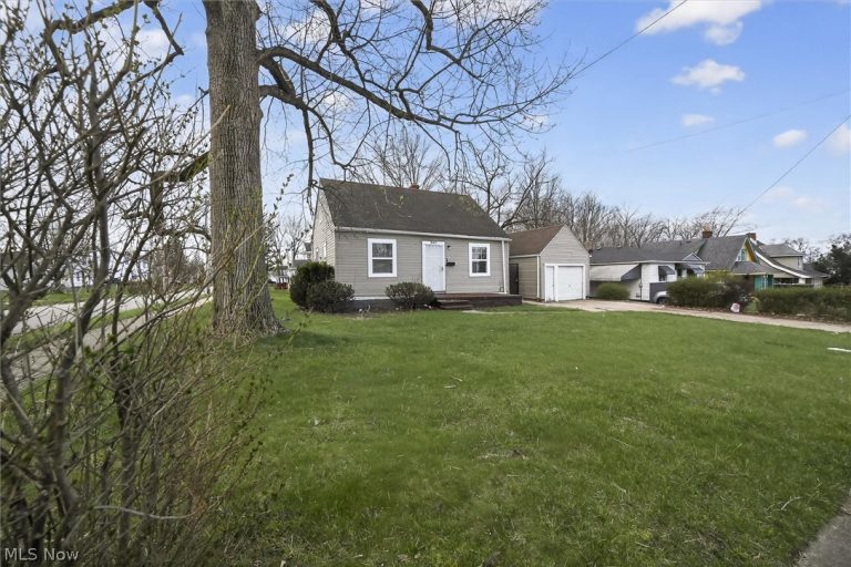 17208 Lipton Avenue, Cleveland, OH - Photo 2