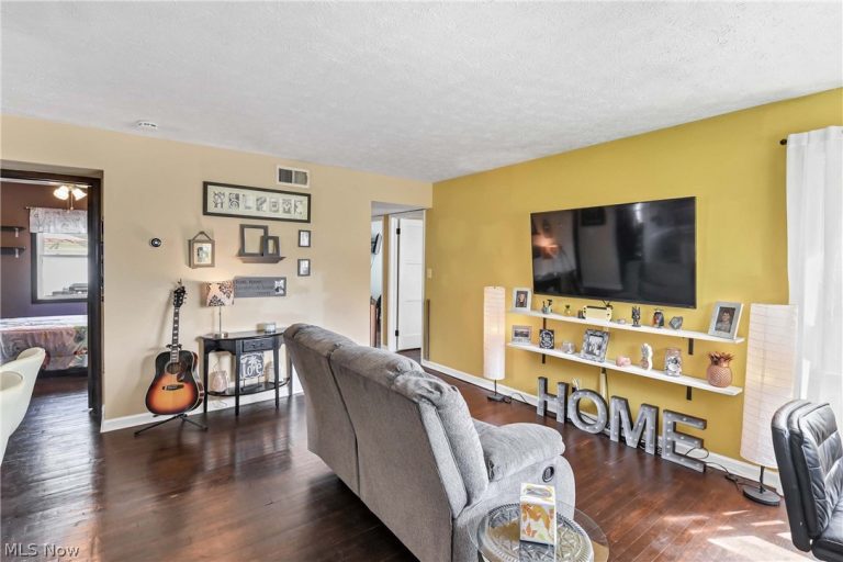 5627 Burns Road, North Olmsted, OH - Photo 4