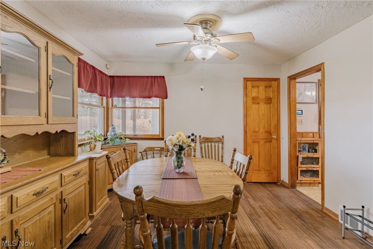 17446 Snyder Road, Chagrin Falls, OH - Photo 3