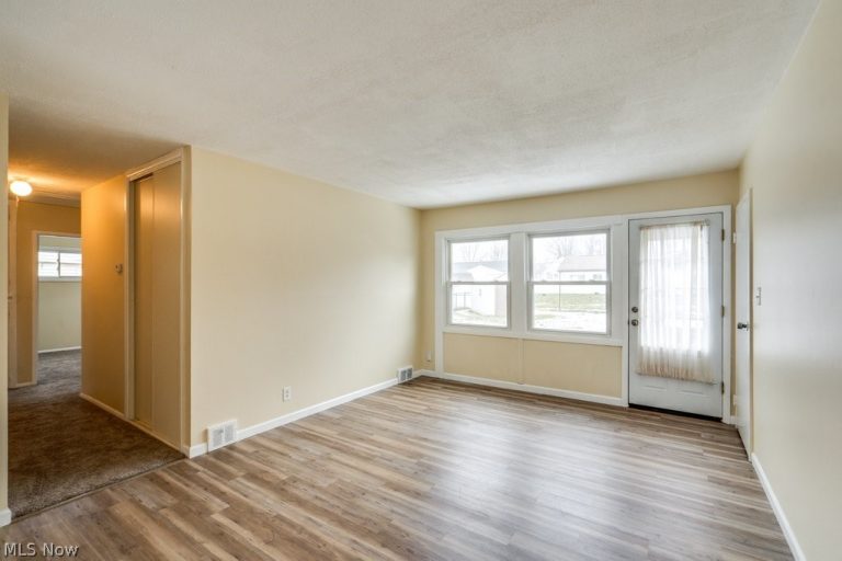1203 Sarlson Avenue, Akron, OH - Photo 6