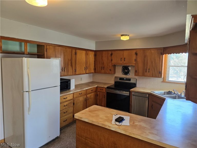 267 Milan Avenue, Amherst, OH - Photo 4