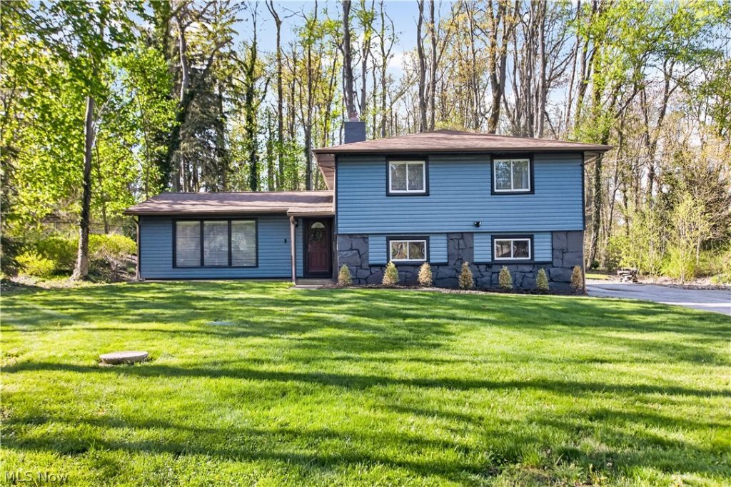 26 Sandy Hill Road, Sagamore Hills, OH
