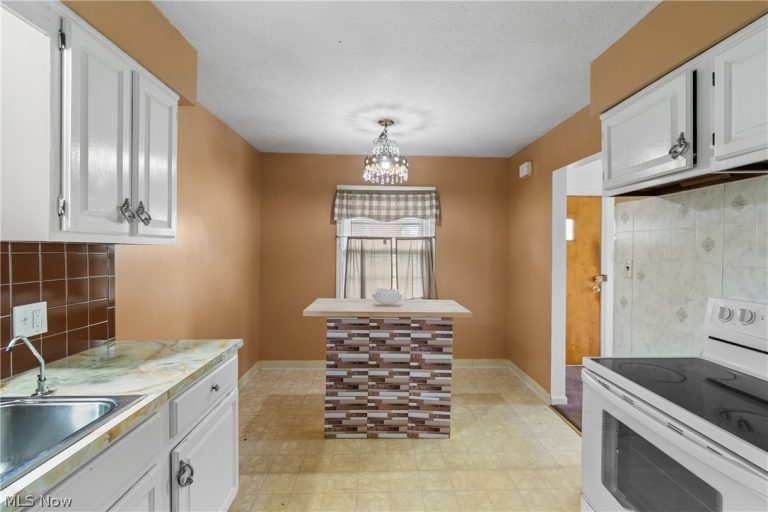 1037 Hardesty Boulevard, Akron, OH - Photo 8