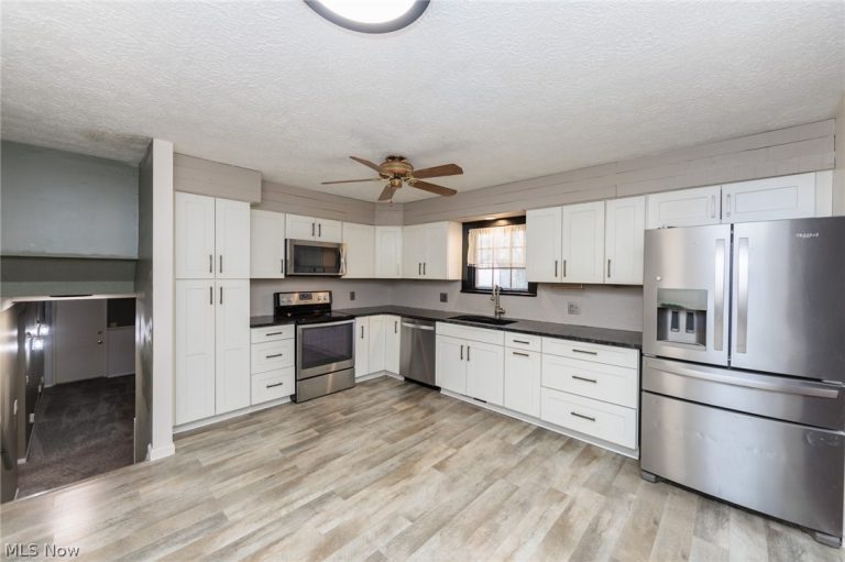 1010 Royal Drive, Amherst, OH - Photo 8