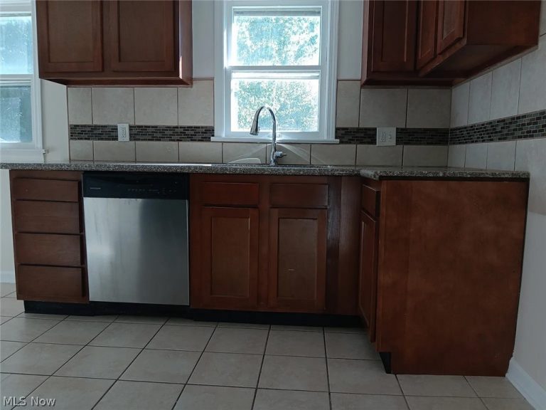 18208 Edinboro Avenue, Maple Heights, OH - Photo 4