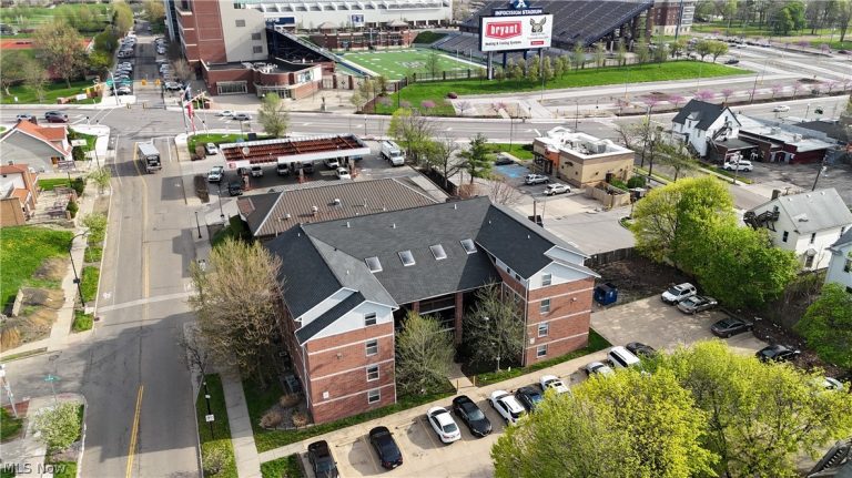 409 Brown Street, Akron, OH - Photo 2