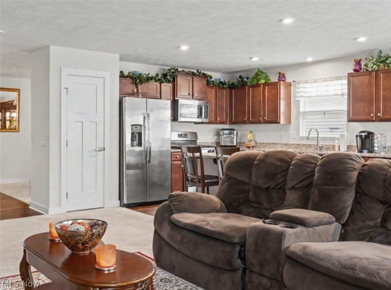 346 Lakewick Lane, Willowick, OH - Photo 8