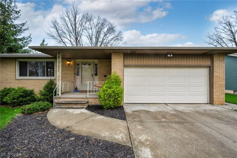 13700 Indian Creek Drive, Middleburg Heights, OH - Photo 5