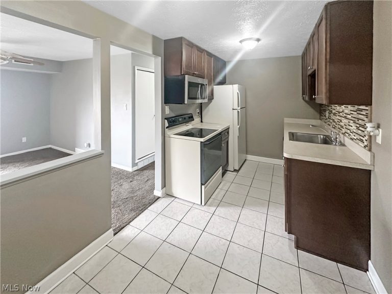 9640 Cove Drive #A-36, North Royalton, OH - Photo 6