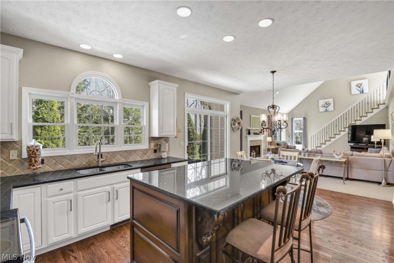 607 Parkside Drive, Avon Lake, OH - Photo 3