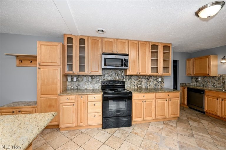 287 Edgewood Drive, Berea, OH - Photo 6