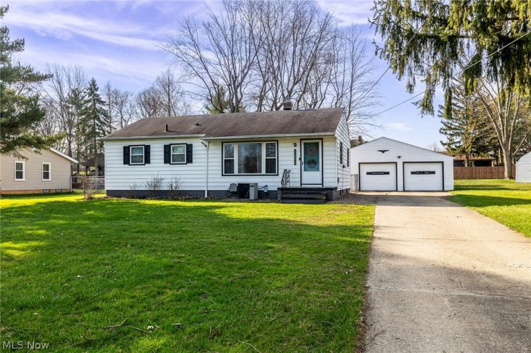 18255 Shurmer Road, Strongsville, OH - Photo 2