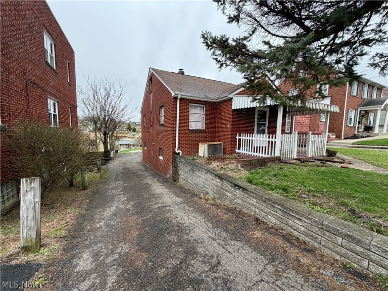2410 Sunset Boulevard, Steubenville, OH - Photo 5
