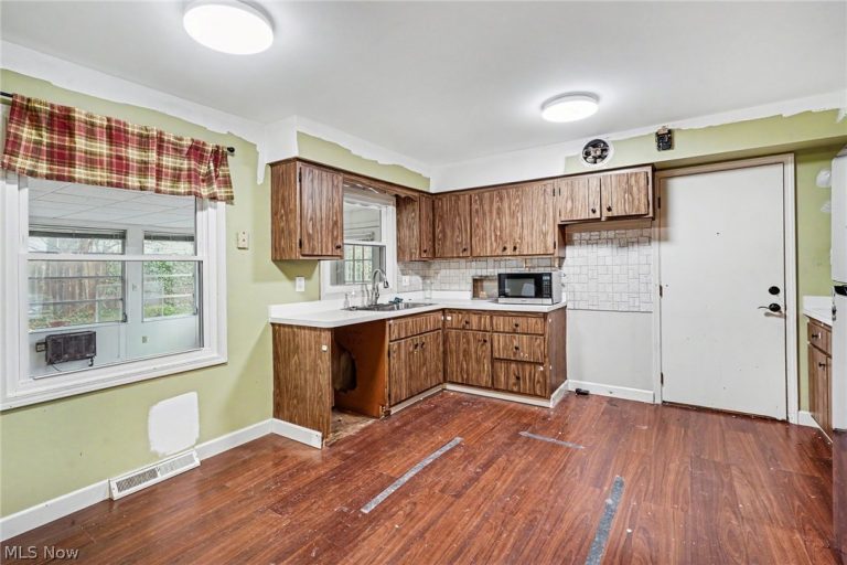 1011 Chatham Place, Rocky River, OH - Photo 4