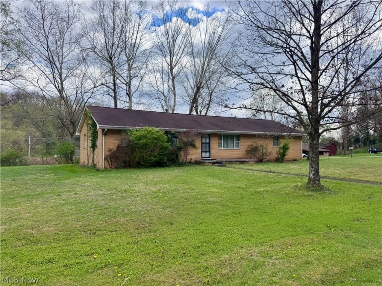 34 Chris Street, Belpre, OH - Photo 2