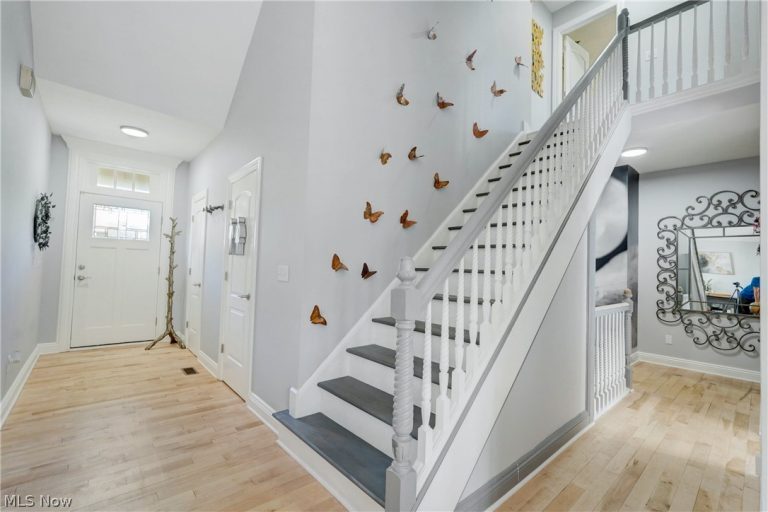 9 River Side Drive, Rocky River, OH - Photo 4