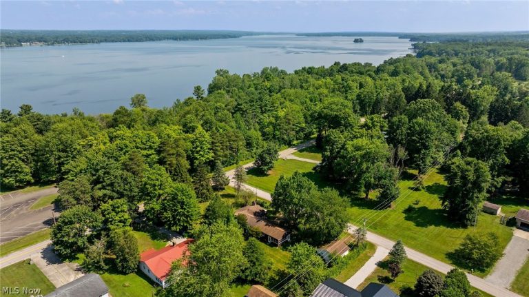 6677 Morningview Drive, Andover, OH - Photo 8