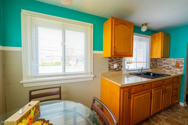 2743 Lincoln Way, Massillon, OH - Photo 8